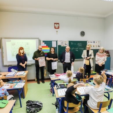 Nagrodzenie uczniów Szkoły Podstawowej nr 2 w Pszczynie, którzy wzięli udział w akcji zbierania kasztanów - 27.11.2023