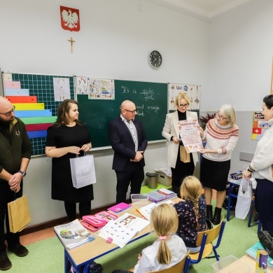 Nagrodzenie uczniów Szkoły Podstawowej nr 2 w Pszczynie, którzy wzięli udział w akcji zbierania kasztanów - 27.11.2023