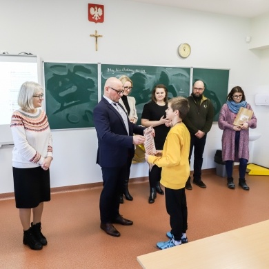 Nagrodzenie uczniów Szkoły Podstawowej nr 2 w Pszczynie, którzy wzięli udział w akcji zbierania kasztanów - 27.11.2023