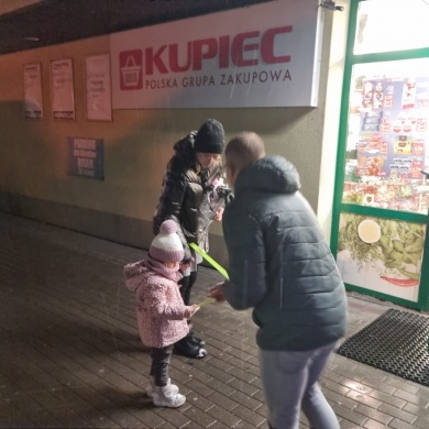 Akcja rozdawania odblasków na osiedlu Piastów w Pszczynie - 28.11.2023