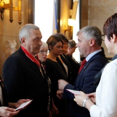 Burmistrz z medalem, dyrektor gimnazjum z nagrodą ministra