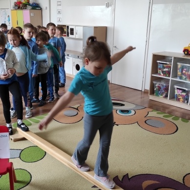 Niebieskie Igrzyska w Przedszkolu nr 6 z Oddziałami Specjalnymi im. Misia Puchatka w Pszczynie