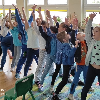 Niebieskie Igrzyska w Przedszkolu nr 6 z Oddziałami Specjalnymi im. Misia Puchatka w Pszczynie