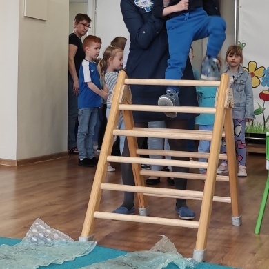 Niebieskie Igrzyska w Przedszkolu nr 6 z Oddziałami Specjalnymi im. Misia Puchatka w Pszczynie