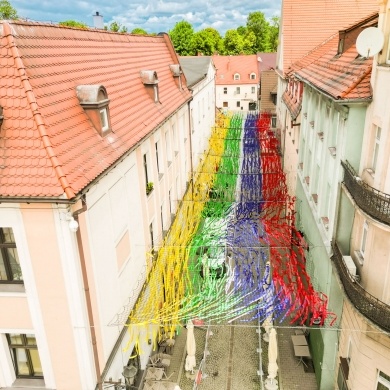 Kolorowe wstążki nad ulicą Bankową - 11.05.2025