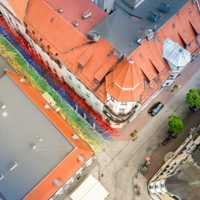Kolorowe wstążki nad ulicą Bankową - 11.05.2025